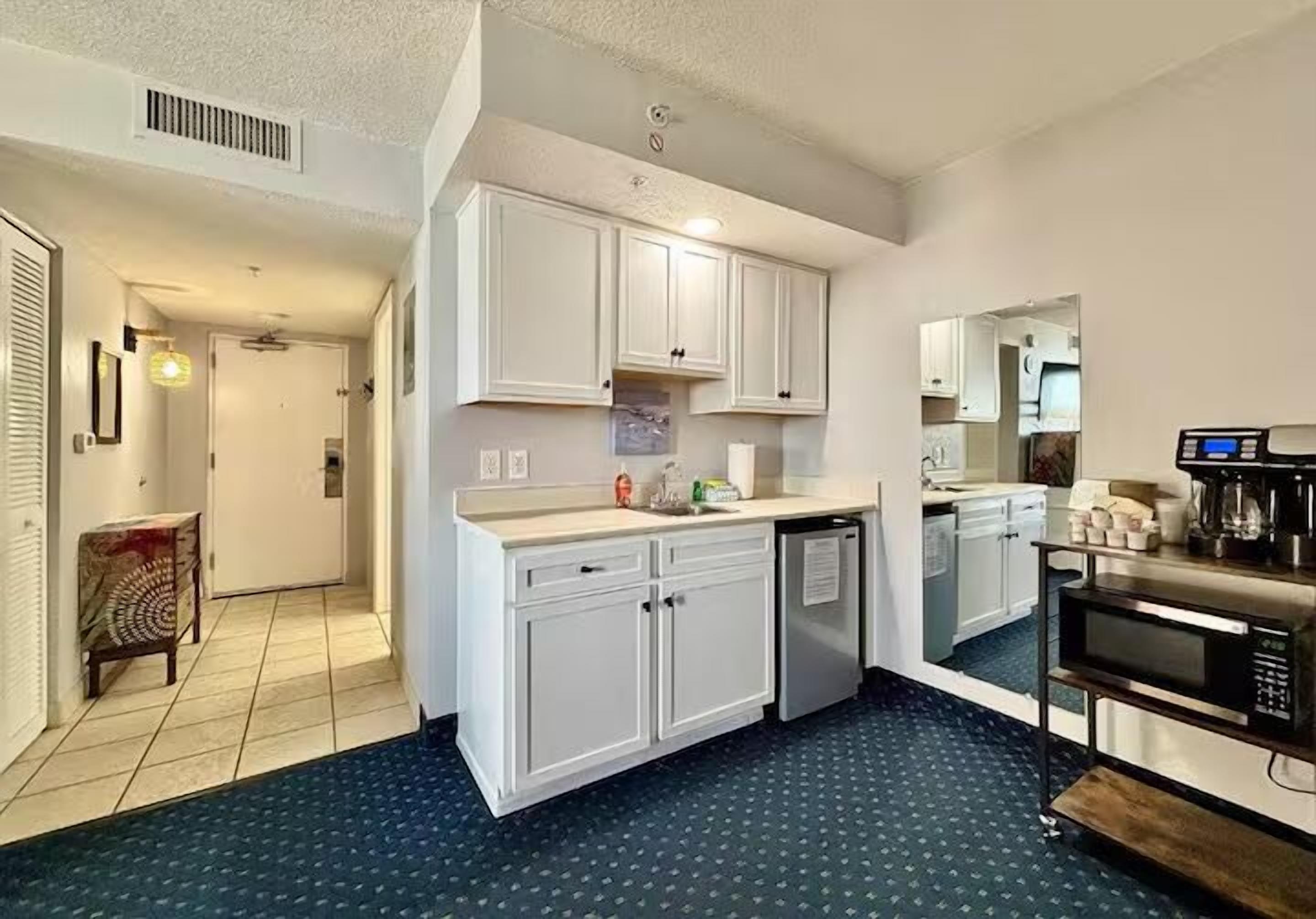 Mikrowelle, Wasserkocher mit Kaffee-/Teezubehör, Toaster