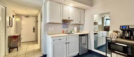 Een microgolfoven, een koffiezetapparaat/waterkoker, een broodrooster