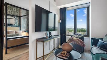 Appartement luxueux, 1 chambre, non-fumeur, secteur Affaires | Aire de séjour | Téléviseur connecté de 55 po avec télévision numérique, Hulu