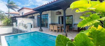 Pristine Bay 1002, golf, pool and views