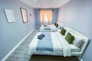 1 bedroom, iron/ironing board, travel cot, WiFi - Modern 1-Bedroom Flat, 5 Guest, London - F2 (London)