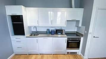 Kylskåp, mikrovågsugn, ugn och spishäll