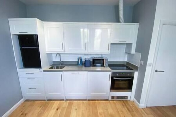 Køleskab, mikrobølgeovn, ovn, kogeplade