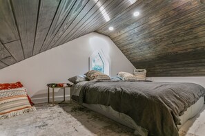 Loft bedroom - Benedict House; True luxury & high-end decor (St Augustine)