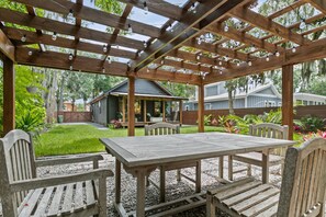 Pergola dinning under bistro lights - Benedict House; True luxury & high-end decor (St Augustine)
