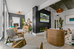 Smart-tv, eldstad, böcker och ett musikbibliotek