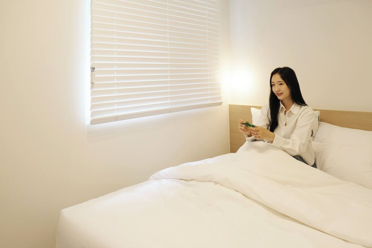 Escritorio, wifi gratis y ropa de cama 
