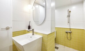 Suite Note | Bathroom | Shower, hair dryer, slippers, towels - Bluenote (Incheon)
