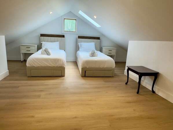 5 bedrooms, iron/ironing board, WiFi, bed sheets