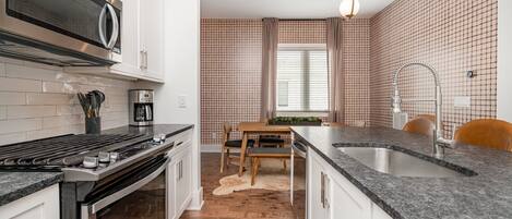 Réfrigérateur, four à micro-ondes, un four, surface de cuisson