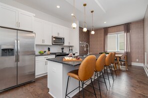 Fridge, microwave, oven, stovetop - Urban Spur-Walk 2 Breweries-Mins to Broadway (Nashville)