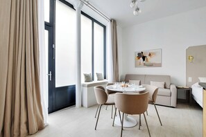 Apartment | Dining - Studio Moderne - AC- 4P- Champ-de-mars (Paris)