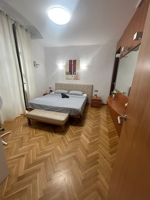 1 dormitori, planxa i posts de planxar, wifi gratuïta i roba de llit