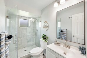 Shower, hair dryer, towels - Canall🌴Pool, Hot Tub, Boat Rental, Dog Run (Cape Coral)