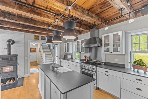 Kylskåp, mikrovågsugn, ugn och spishäll