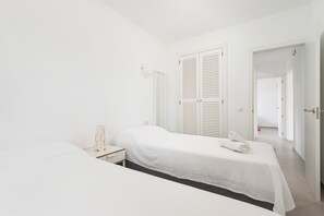 Planxa i posts de planxar, wifi gratuïta i roba de llit