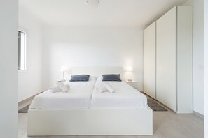 4 bedrooms, iron/ironing board, free WiFi, bed sheets