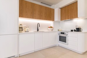 Een koelkast, een oven, een kookplaat, een vaatwasser