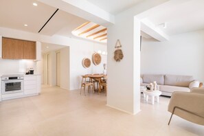 Een televisie, een muziekbibliotheek en een stereo