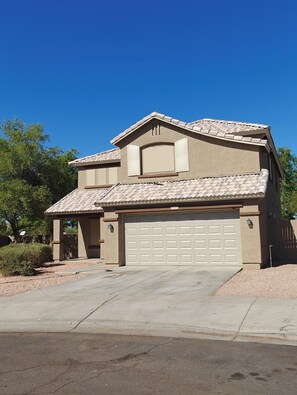 Exterior - Spacious 4-bedroom house in Phoenix with WiFi, AC 2 story (Phoenix)