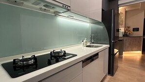 Eine moderne Küche mit Gasherd, Spüle und Edelstahlgeräten.
