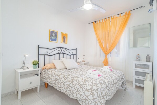 2 bedrooms - Modern Apartment With Canal Views and Pool (Castello d'Empuries)