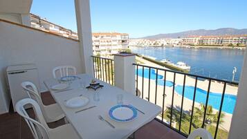 Apartamento | Restaurante al aire libre