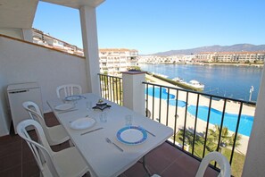 Apartamento | Restaurante al aire libre