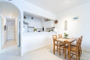 Private kitchen - Modern Apartment With Canal Views and Pool (Castello d'Empuries)