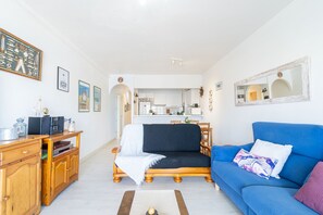 Living room - Modern Apartment With Canal Views and Pool (Castello d'Empuries)