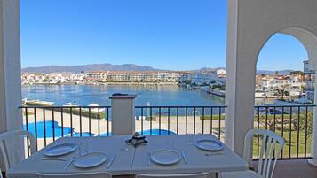 Apartamento | Restaurante al aire libre