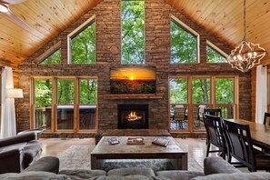 Smart TV, chimenea, libros, estéreo