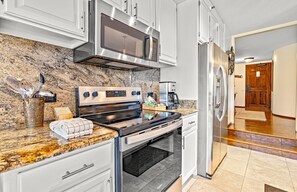 ثلاجة، ميكروويف، فرن، موقد طهي مسطح