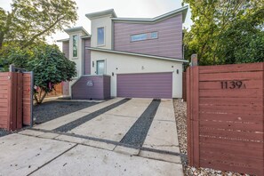 Exterior - The Q - Austin Spa, Sauna, Gym, Backyard 7 Bed UT Home ATX (Austin)