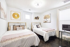 4 bedrooms, desk, iron/ironing board, travel cot - The Q - Austin Spa, Sauna, Gym, Backyard 7 Bed UT Home ATX (Austin)