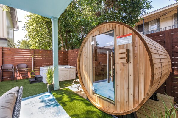 Terrace/patio - The Q - A modern Austin House: 7 Beds, 3 baths Hot Tub, Golf Sim, Sauna, DT ATX (Austin)