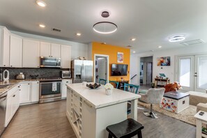 冷蔵庫、電子レンジ、オーブン、コンロ