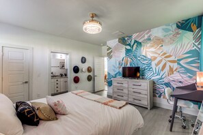 4 bedrooms, desk, iron/ironing board, travel cot - The Q - A modern Austin House: 7 Beds, 3 baths Hot Tub, Golf Sim, Sauna, DT ATX (Austin)