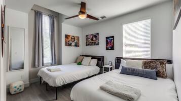 4 habitaciones, escritorio y tabla de planchar con plancha