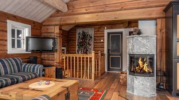 Een televisie en een open haard