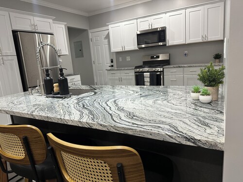 Newly renovated! 2b-2b dbl in Gordon Square, Cleveland! 5mins from downtown!