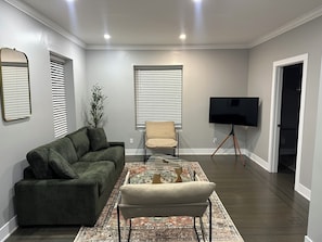 Smart TV - Newly renovated! 2b-2b dbl in Gordon Square, Cleveland! 5mins from downtown! (Cleveland)