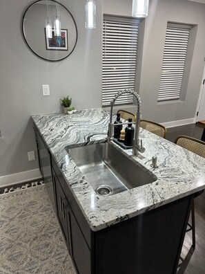 Interior - Newly renovated! 2b-2b dbl in Gordon Square, Cleveland! 5mins from downtown! (Cleveland)