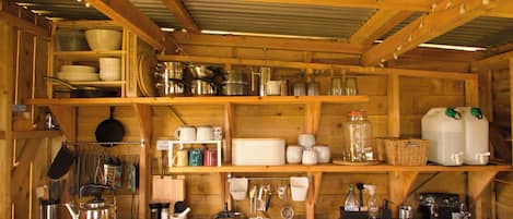 Refrigerador, parrilla de estufa, cafetera y tetera y tostadora