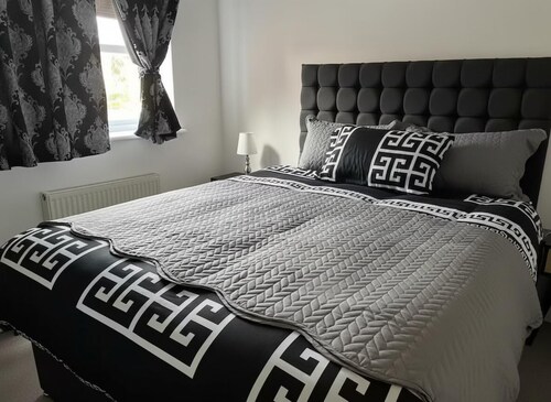 Central 2-Bed Apartment - Sleeps 5 & Free Parking