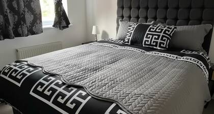 Central 2-Bed Apartment - Sleeps 5 & Free Parking