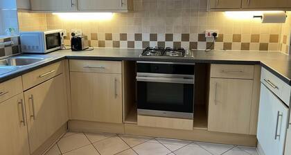Central 2-Bed Apartment - Sleeps 5 & Free Parking