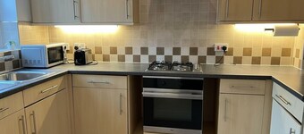 Central 2-Bed Apartment - Sleeps 5 & Free Parking