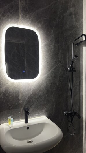 Jabón, shampoo, papel de baño 
