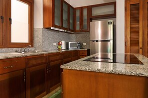 Kühlschrank, Mikrowelle, Wasserkocher mit Kaffee-/Teezubehör